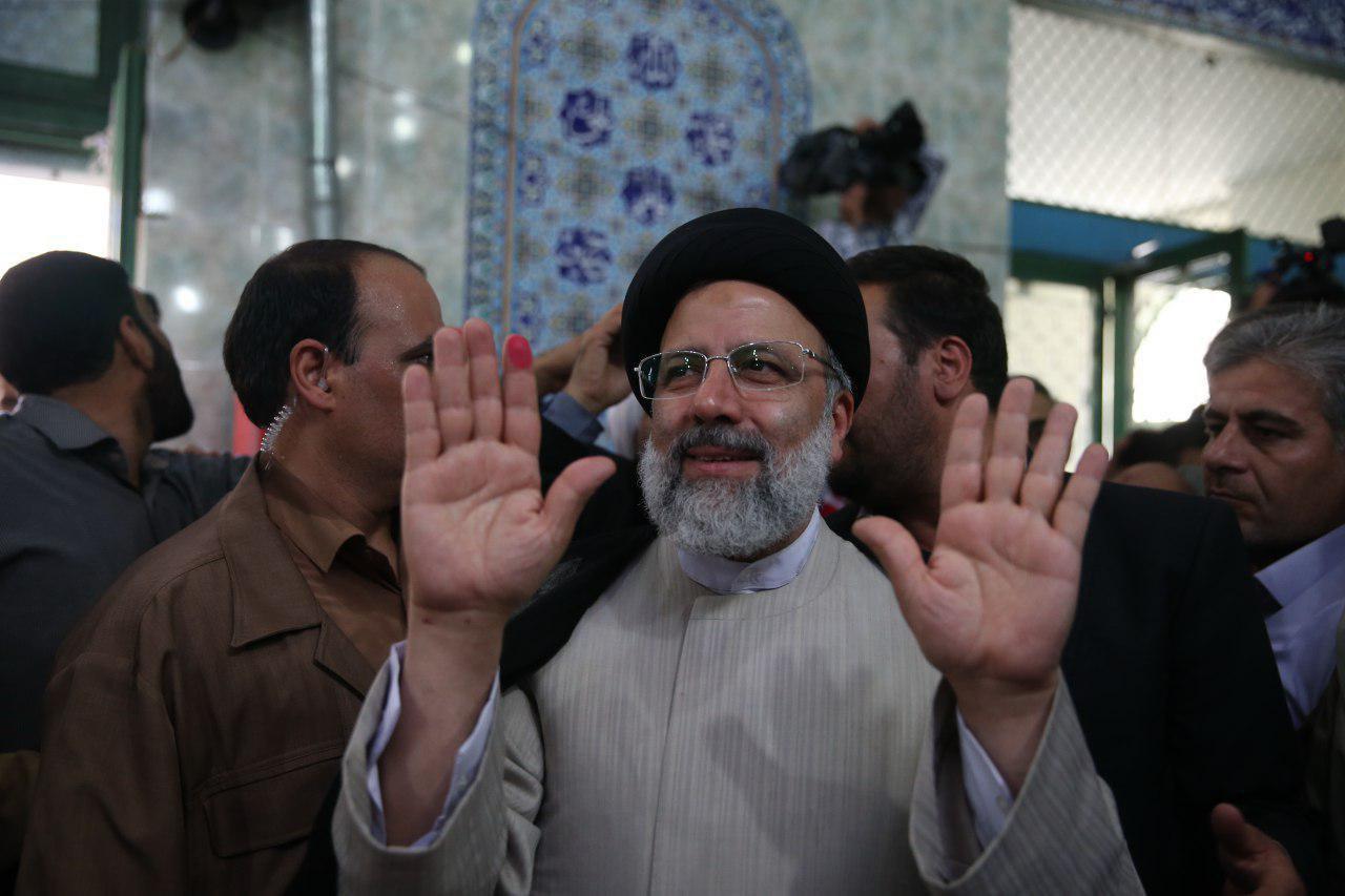 زنگ آغاز دوازدهمین دوره انتخابات ریاست جمهوری به صدا درآمد/ رهبر انقلاب رای خود را به صندوق انداختند/ حسن روحانی رای خود را به صندوق انداخت/ رئیسی در شهرری رای داد/ رای وزیر بهداشت با لباس جراحی+ عکس و فیلم