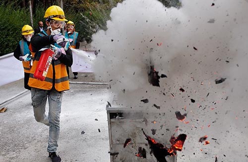 (تصاویر) مسابقه زنان امداد و نجات در تهران