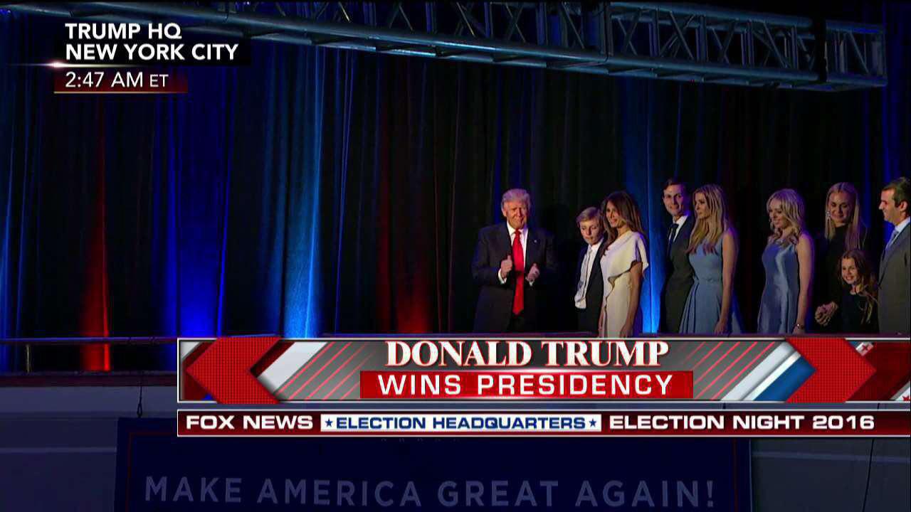 لحظه ورود ترامپ و همسرش به محل سخنرانی/عکس