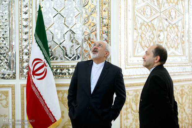 ظریف به کجا نگاه می‌کند؟/ عکس