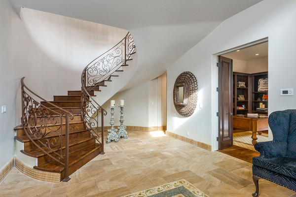 طراحی مارپیچ و زیبای پلکان داخلی عمارت، از همکف تا طبقه های بالا ادامه دارد.