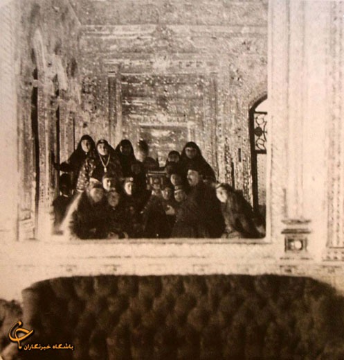 سلفی ناصرالدین شاه با همسرانش/ عکس