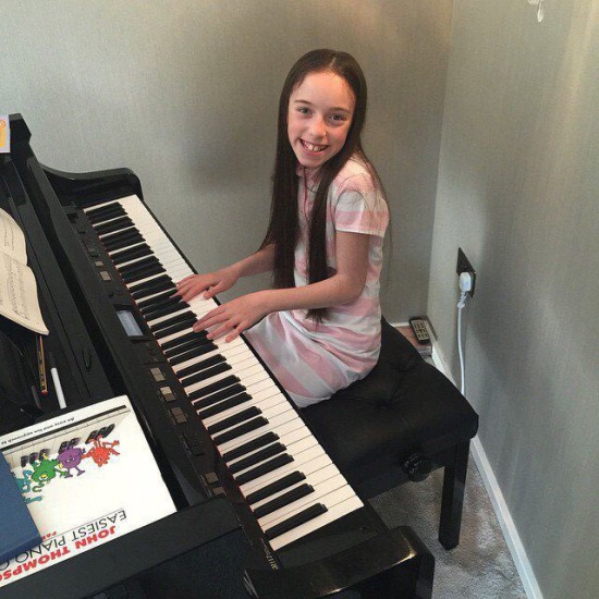 عکس/ پرنسس فیل نویل در حال پیانو نوازی