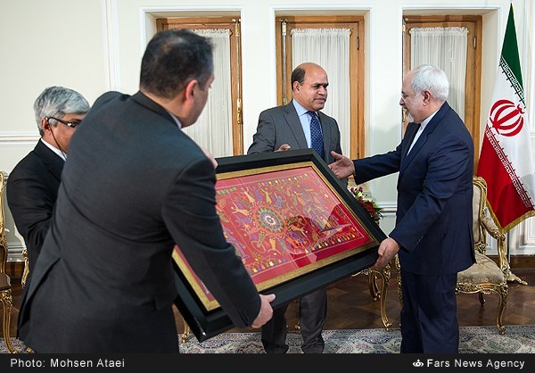 هدیه سفیر بنگلادش به ظریف/ عکس