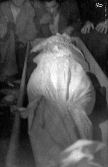 پیکر شهید سید حسین امامی پیش از دفن در گورستان ابن بابویه تهران 