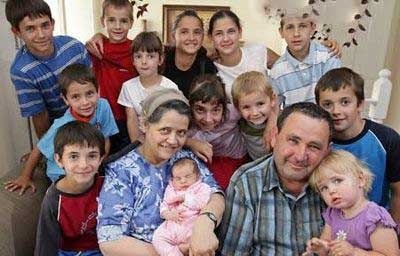 مادر بیشترین فرزند (۶۹ کودک) براساس عنوان ثبت شده در کتاب رکوردهای گینس، این رکورد متعلق به یک زن روستایی اهل روسیه است که در ۲۷ زایمان صاحب ۶۹ کودک شد. وی صاحب ۱۶ دوقلو، ۷ سه قلو و ۴ چهارقلو شده است. علاوه بر این؛ رکورد بیشترین فرزند بدنیا آمده که دوقلو یا سه قلو نباشند، متعلق به لیویا ایوانز ۴۴ است که طی ۱۸ زایمان، صاحب ۱۸ فرزند شده است.