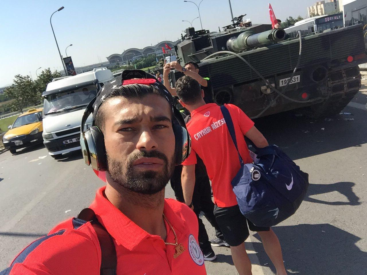 سلفی رامین رضاییان با تانک در استانبول/ عکس