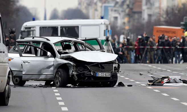 انفجار خودرو در برلین/عکس