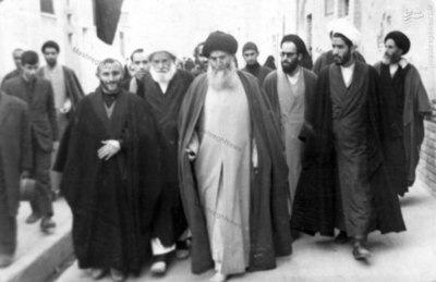  آیت الله العظمی سید محمدرضا گلپایگانی در حال عزیمت به محفل درسی خود در مسجد اعظم قم