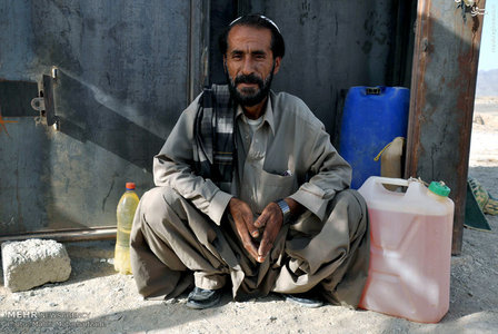 عکس/ فروشندگان بنزین در سیستان و بلوچستان 