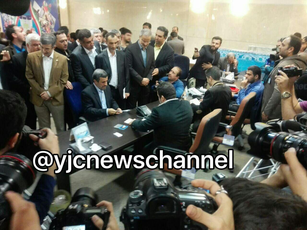 لحظه ثبت نام احمدی نژاد در انتخابات ریاست جمهوری/عکس