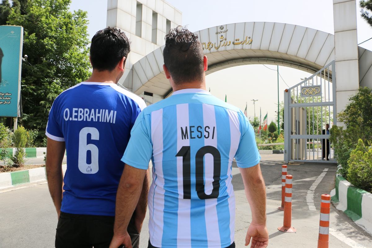 تجمع اعتراض آمیز هواداران استقلال مقابل وزارت ورزش + تصاویر