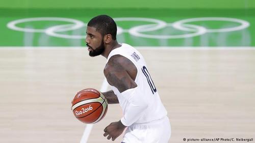 کایری اروینگ (آمریکا)/ کایری اروینگ نیز از بسکتبالیست‌های معروف و موفق آمریکا است که توانست به همراه تیم ملی کشورش به مدال طلای المپیک ۲۰۱۶ در ریو دست یابد. درآمد سالانه این ستاره ۲۴ ساله بر ۶ / ۲۷ میلیون دلار بالغ می‌شود که ۵ میلیون یورو از آن را او از اسپانسرش، شرکت نایکی دریافت می‌کند. 