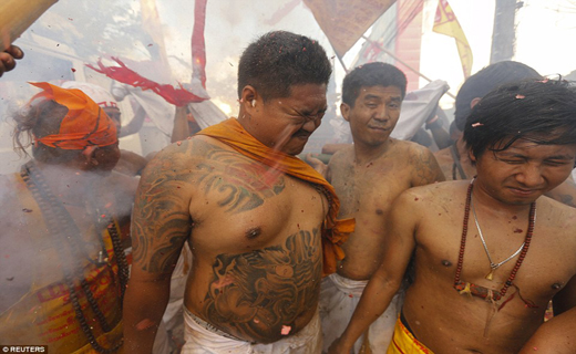 خوشه ای از سلاح در صورت+ تصاویر