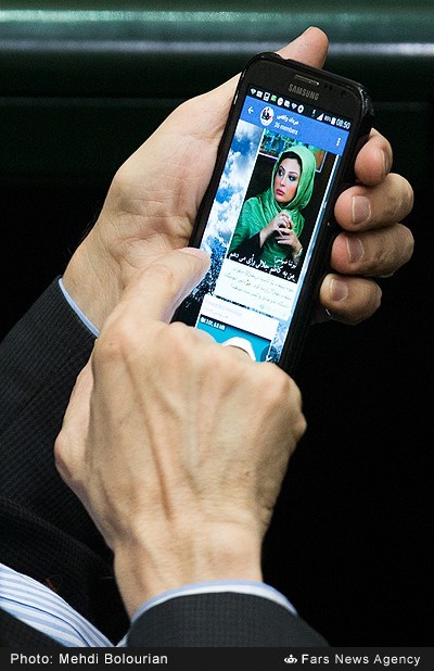 نیوشاضیغمی روی گوشی یک نماینده/عکس