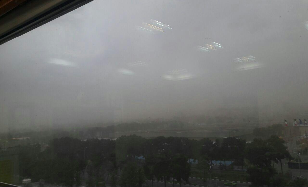 وقوع طوفان و باد شدید در تهران/ هشدار هواشناسانی برای ساکنان پایتخت+عکس