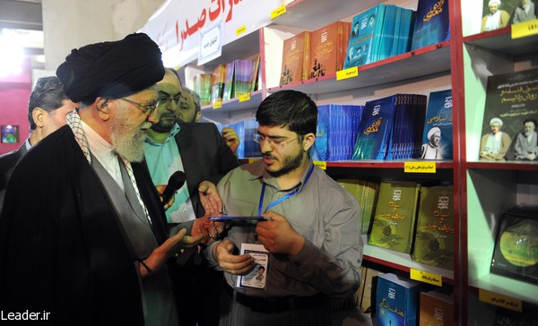 بازدید مقام معظم رهبری از انتشارات صدرا مرکز نشر آثار استاد شهید مطهری+تصاویر