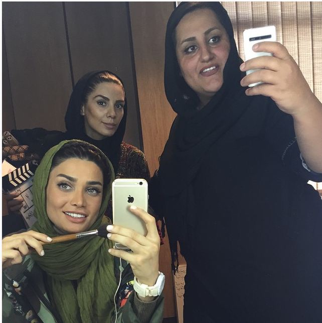سلفی تینا آخوندتبار در اتاق گریم/ عکس