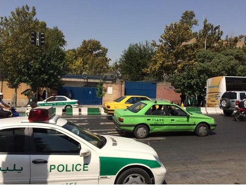 انتظار خبرنگاران در مقابل سفارت انگلیس/عکس