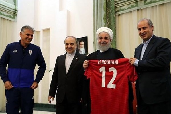 دیدار اعضای تیم ملی فوتبال با رییس‌جمهور/ پیراهن شماره 12 به روحانی اهدا شد/کی‌روش: از نام ایران در روسیه دفاع می‌کنیم + تصاویر