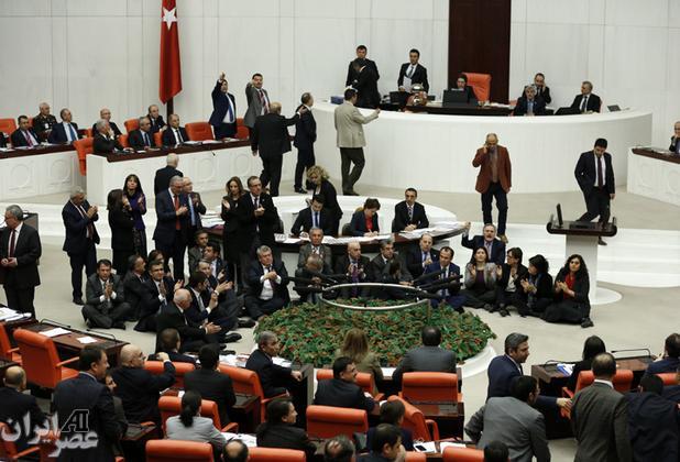 بست نشینی نمایندگان مخالف در پارلمان ترکیه (+عکس)