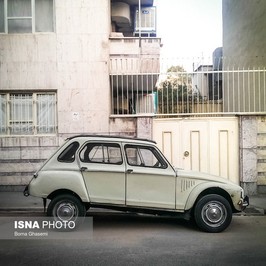 تهران - خیابان شیخ هادی - سال ۱۳۹۳ سیتروئن 2CV ساخت فرانسه که در ایران به ژیان مشهور است ، از سال ۱۹۶۷ تا ۱۹۸۳ تولید می‌شد. این خودرو در رقابت با فولکس بیتل ساخته شد . گفته می شود که در آن زمان مجموعاً ۵ میلیون دستگاه از مدل های مختلف ژیان در جهان تولید شده است.