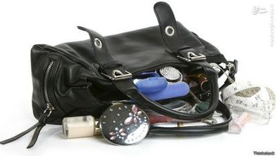 کیف دستی معمولا در کیف دستی خانم‌ها همه چیز پیدا می‌شود، از شیر مرغ تا جان آدمیزاد، موبایل، لوازم آرایش، پول. این کیف‌ها همه جا برده می‌شوند، در جاهای مختلفی گذاشته می‌شوند و بنابراین مرکز تجمع باکتری می‌شوند. به گفته محققان این کیف‌ها تا ده برابر توالت می‌توانند حاوی باکتری باشند، دسته کیف‌ها از همه جا آلوده‌تر است 