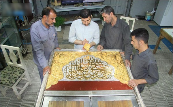 انجام مراحل پایانی ساخت درب ضریح جدید حرم حضرت عباس(ع) + تصاویر