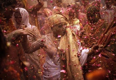 حضور زنان بیوه، در مراسم جشن و پایکوبی هندوها موسوم به «هولی» در ایالت اوتارپرادش 