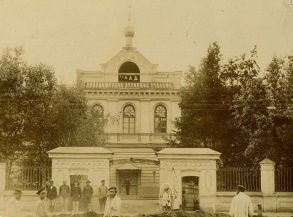 دختر سفیدپوش غمگین احتمالاً شبه است + عکس