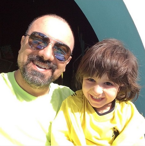 برزو ارجمند در کنار فرزندش