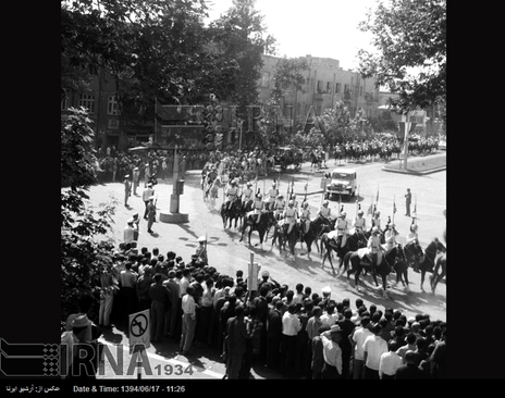 هایل سلاسی از فرودگاه مهرآباد با تشریفات ویژه، به طرف محل اقامت خود در کاخ صاحبقرانیه حرکت می کند. 