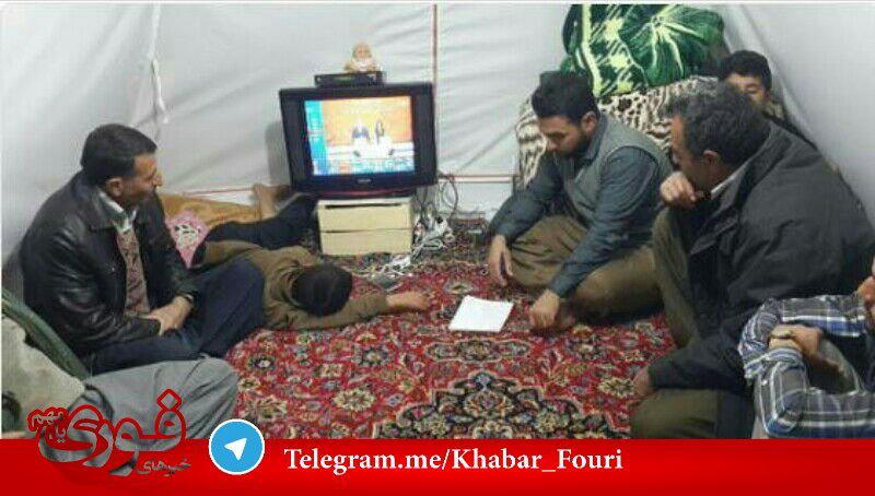 تصویری زیبا از تماشای مراسم قرعه‌کشی جام جهانی در مناطق زلزله‌ زده