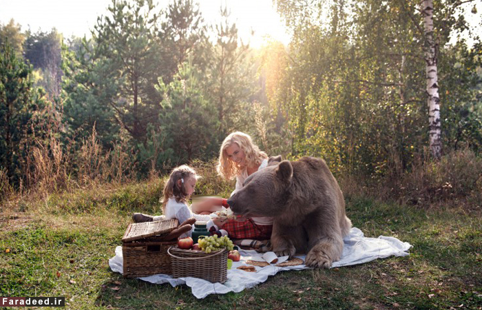 تصاویر/ پیک‌نیک‌ مادر، دختر و خرس غول‌پیکر