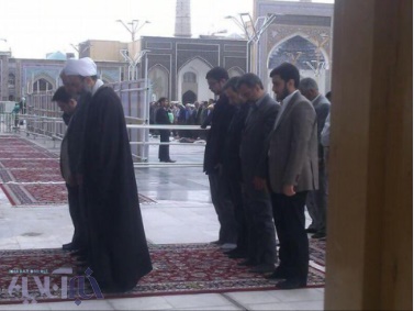 عضو تیم مذاکره‌کننده هسته‌ای در حرم امام رضا(ع) /عکس