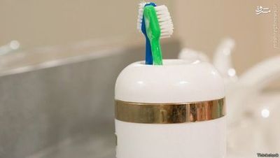 مسواک معمولا مسواک جایش در دستشویی است، اما تحقیقات نشان می‌دهند که فلاش توالت، قطرات ریز آب را تا شش متر دورتر پرتاب می‌کند بنابراین بد نیست تا حد امکان مسواک را دور از ترشحات آلوده نگهداری کنید. اما مسواک را در جای بسته یا داخل پوشش قرار ندهید، بهتر است مسواک هوا بخورد و خشک شود. 