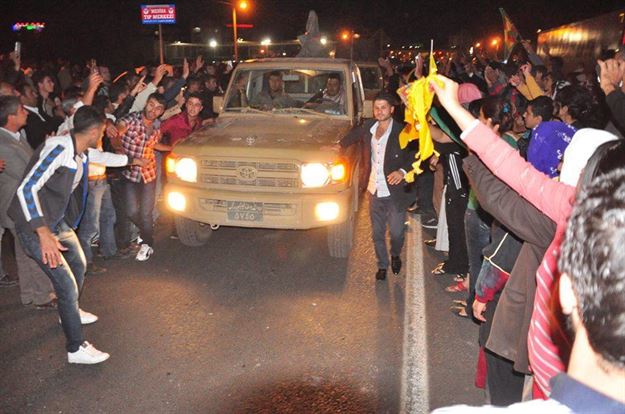 استقبال از پیشمرگه ها در ترکیه / یونیفرم آمریکایی بر تن بعضی پیشمرگه ها (+عکس)