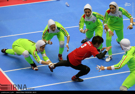 زن ژاپنی در محاصره ایرانی‌ ها /تصاویر