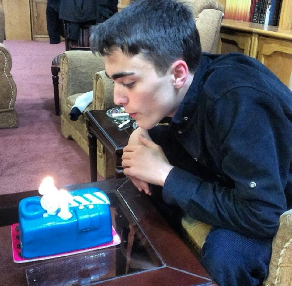 سید احمد خمینی در حال فوت کردن شمع تولد/ عکس