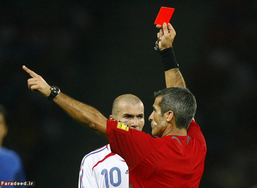 لحظه اخراج زیدان از زمین بازی پس از خطا روی 