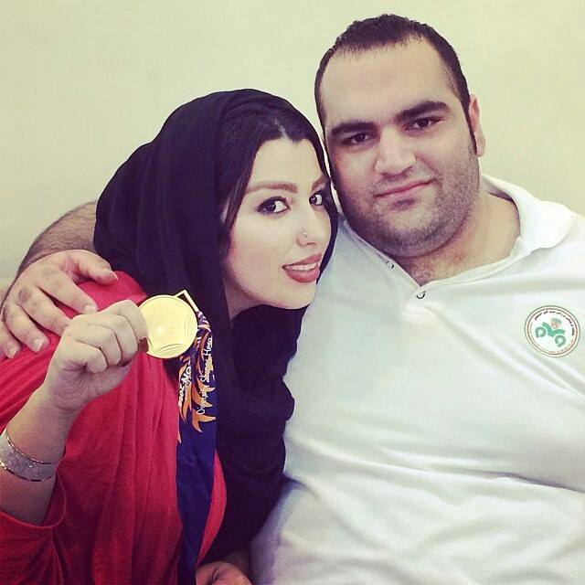 بهداد سلیمی پس از قهرمانی آسیا، در کنار مدال طلا و همسرش