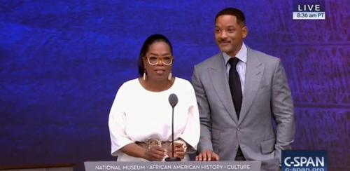 ویل اسمیت و آپرا وینفری، چهره های سرشناس آفریقایی تبار آمریکا در افتتاح مراسم موزه آفریقایی تباران سخنرانی کردند.