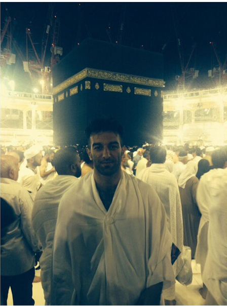 عمران زاده در کنار خانه خدا/ عکس