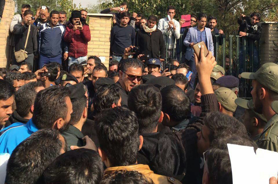 زشت ترین اتفاق در مراسم باشکوه تشییع و خاکسپاری پدر استقلال + عکس