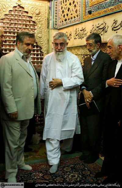 عکسی از رهبر انقلاب در حال زیارت حرم امام رضا(ع)