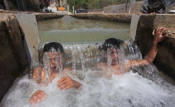 تصاویر : افزایش دما و پناه بردن مردم غزه و رام الله به دریا
