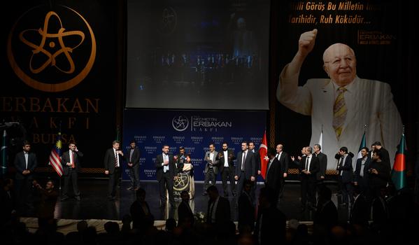 کتک کاری در مراسم سخنرانی احمدی نژاد در ترکیه (+عکس)