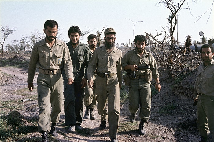 تصویر کمتر دیده شده از مقام معظم رهبری در خط مقدم جبهه/ عکس