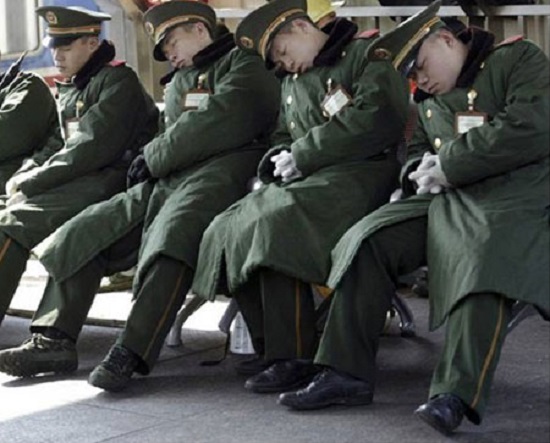 خوابیدن در شرایط سخت + تصاویر