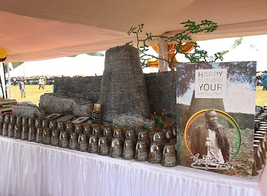 تولد رئیس جمهور 92 ساله با کیک 92 کیلوگرمی دردسرساز شد + عکس